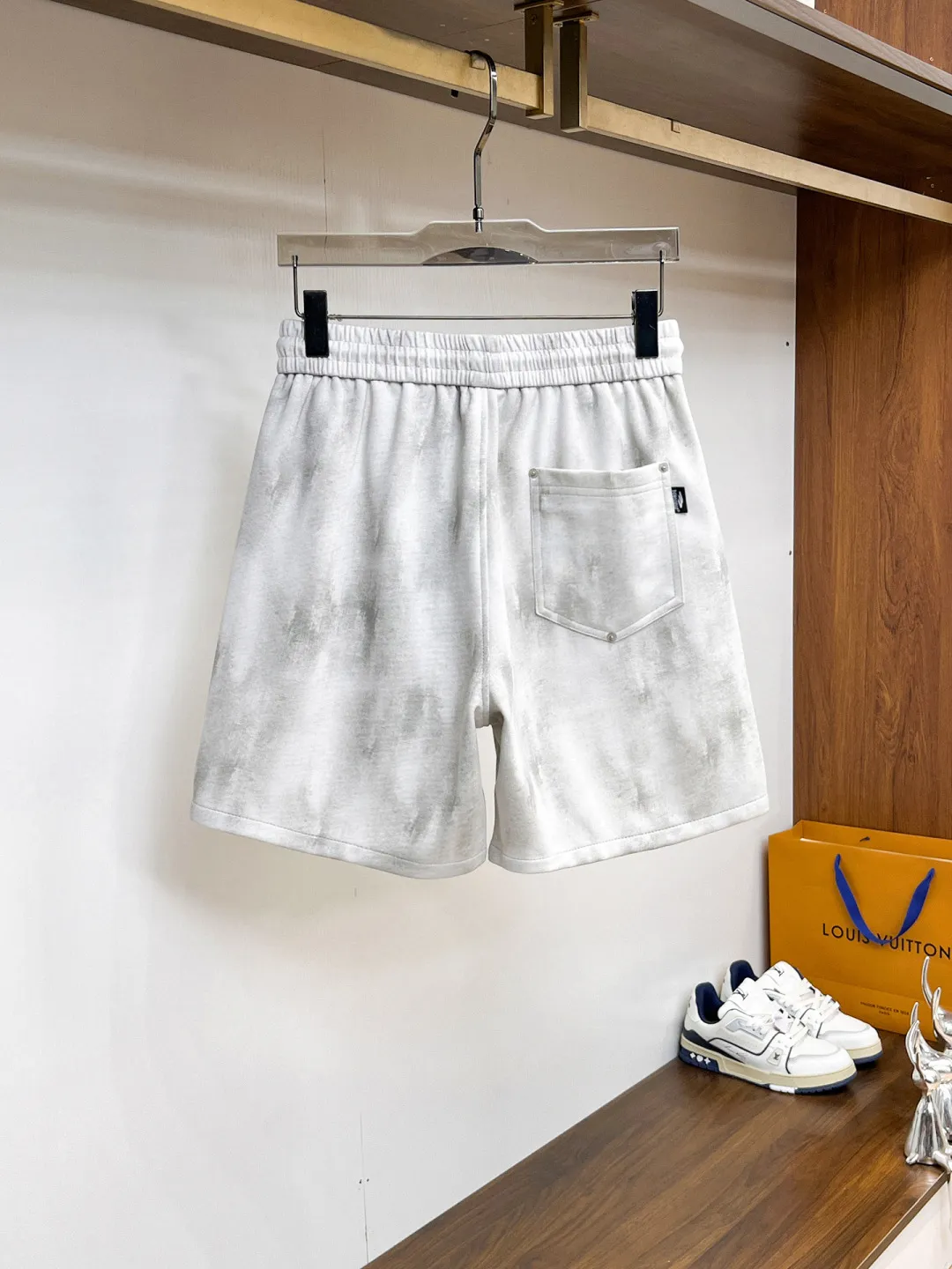 Balenciaga's three-standard complete 2026 summer New Arrival men's casual shorts, advanced custom-made Breathable fabric, Breathable fabric, extremely stretchy and comfortable, impeccable details, top-grade accessories, original logo design concept, delicate and soft feel! The upper body fit is awesome! Size: M-XXXL Please state your height and weight when ordering